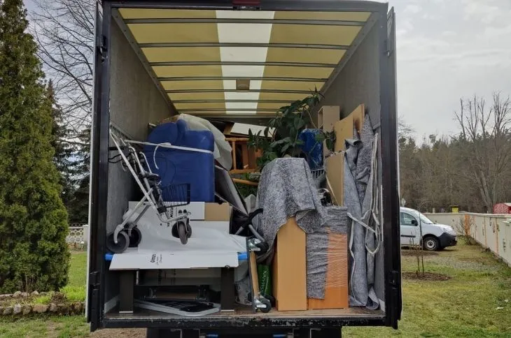 voll beladener umzugswagen mit gesicherten moebeln